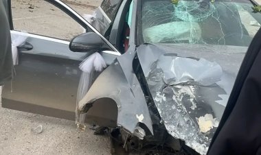 NİZİP 35 METRE YOL’DA KORKUTAN KAZA: OTOMOBİL ORTA REFÜJDEKİ ELEKTRİK DİREĞİNE ÇARPTI