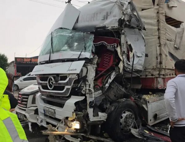 NİZİP’TE 3 ARACIN KARIŞTIĞI ZİNCİRLEME KAZA: 2 YARALI