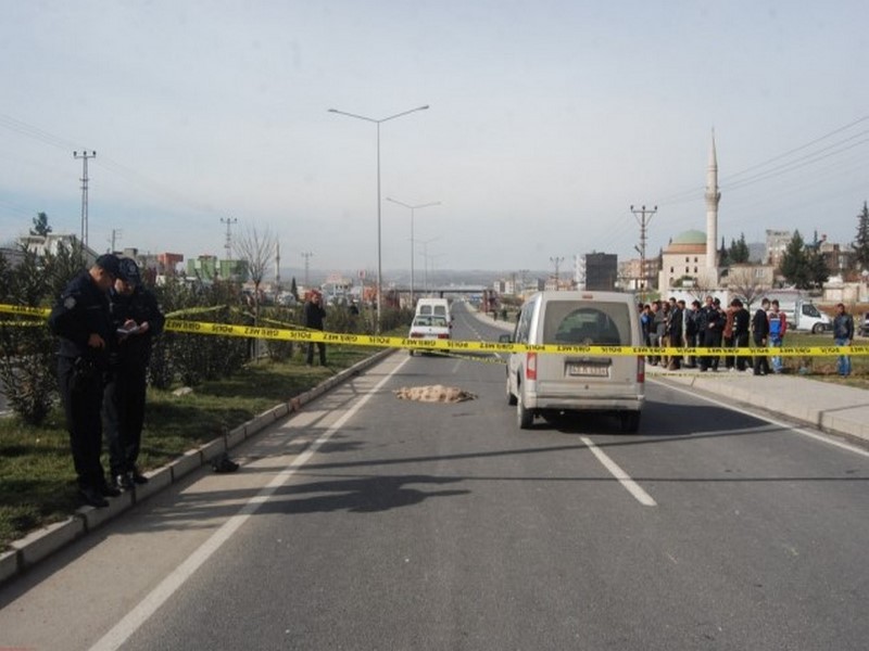 HAFİF TİCARİ ARACIN ÇARPTIĞI YAYA ÖLDÜ